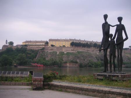 dominant le fleuve la forteresse médiévale de...